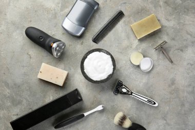 Gri arka plan üzerinde erkek tıraş aksesuar seti