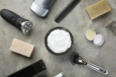 Gri arka plan üzerinde erkek tıraş aksesuar seti