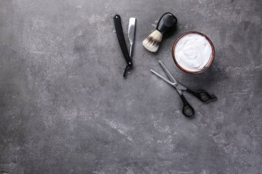Gri arka plan üzerinde erkek tıraş aksesuar seti