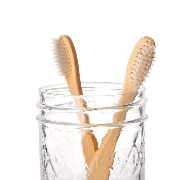 Beyaz arkaplanda diş fırçası olan tutucu