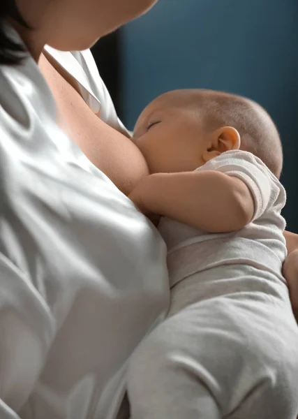 Young woman breastfeeding her baby at home — Stock Photo, Image