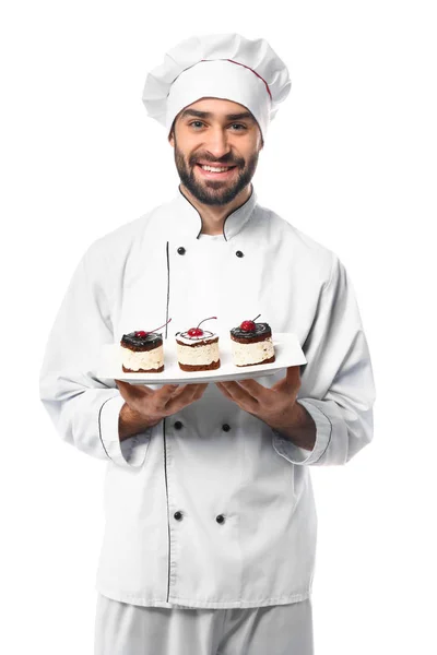 Confeiteiro masculino com sobremesa saborosa no fundo branco — Fotografia de Stock