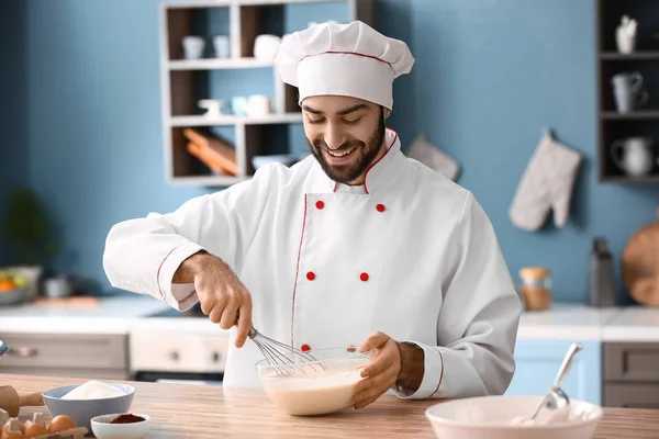 Confeiteiro masculino fazendo massa na cozinha — Fotografia de Stock