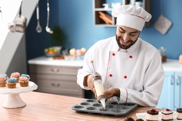 Pastelero masculino cocina sabroso postre en la cocina —  Fotos de Stock