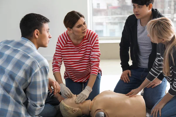 CPR ilk yardım eğitim sahasında gerçekleştirmek öğrenme insanlar — Stok fotoğraf