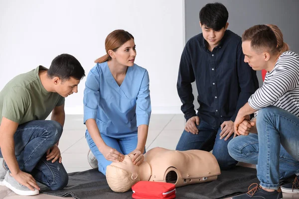 Люди вчаться виконувати курс першої медичної допомоги — стокове фото