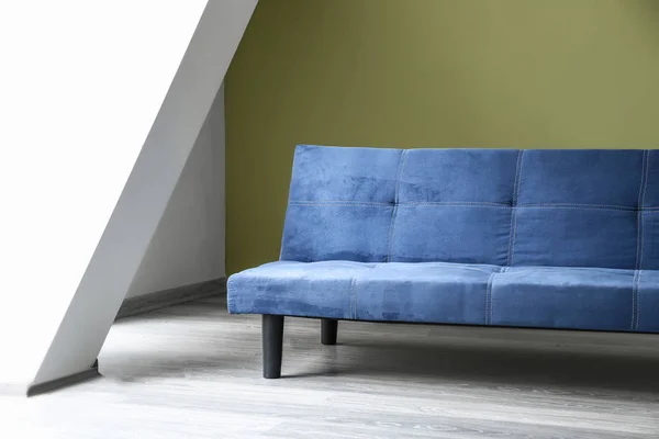 Kényelmes kanapé színes fal közelében — Stock Fotó