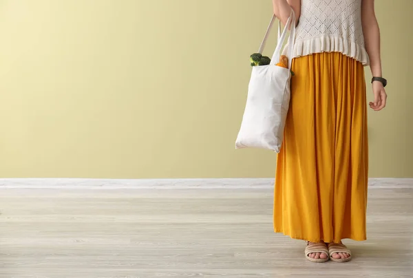 Giovane donna con prodotti freschi in eco bag indoor — Foto Stock