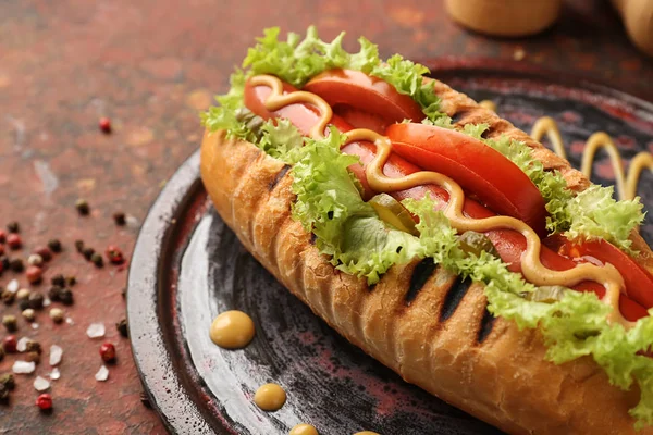 Smaczne hot doga na talerzu, zbliżenie — Zdjęcie stockowe