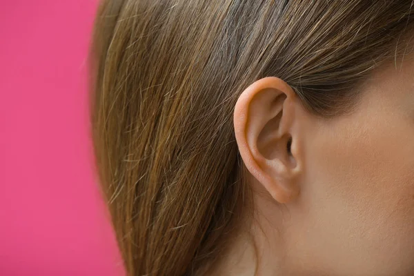 Jovem com problema auditivo, close-up — Fotografia de Stock