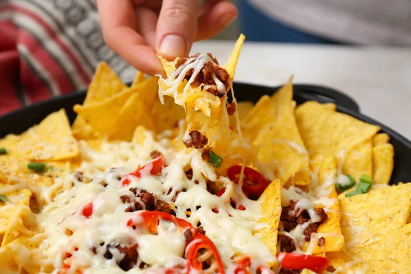 Žena jíst chutné nachos, closeup — Stock fotografie