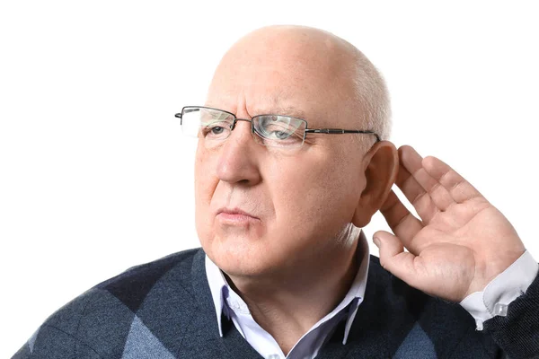 Старший мужчина с проблемами со слухом на белом фоне — стоковое фото