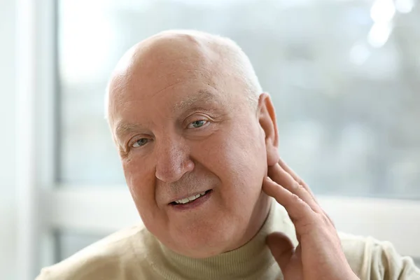 Senior man with hearing problem at home — Stock Photo, Image