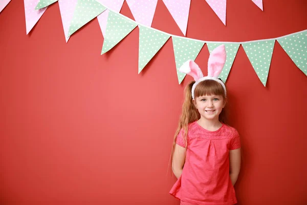 Tavşan kulaklı dekore edilmiş renk duvarının yakınında sevimli küçük kız — Stok fotoğraf