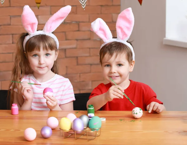 Cute little children painting Easter eggs at home — Stock Photo, Image