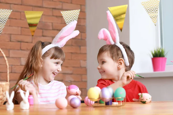 Bonito crianças pintando ovos de Páscoa em casa — Fotografia de Stock