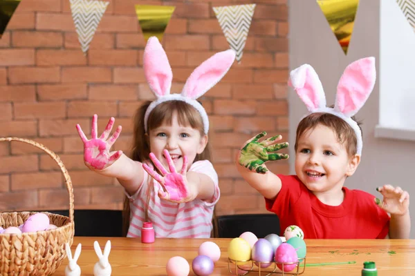 Paskalya yumurtaları evde boyama sonra kirli eller küçük sevimli çocukla — Stok fotoğraf