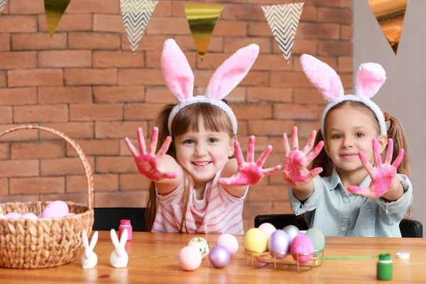 Leuke lieve kinderen met vuile handen na thuis paaseieren schilderen — Stockfoto