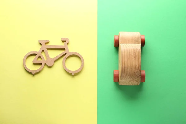 Игрушечный велосипед и автомобиль на цветном фоне. Концепция путешествия — стоковое фото