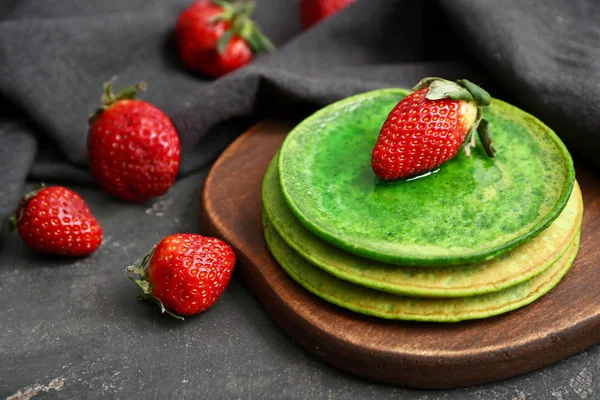 Plateau avec de savoureuses crêpes vertes sur fond sombre — Photo