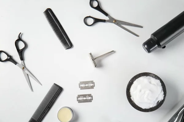 Комплект мужских аксессуаров для бритья на белом фоне — стоковое фото