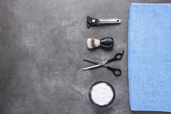 Zestaw akcesoriów męskich golenia na szarym tle — Zdjęcie stockowe