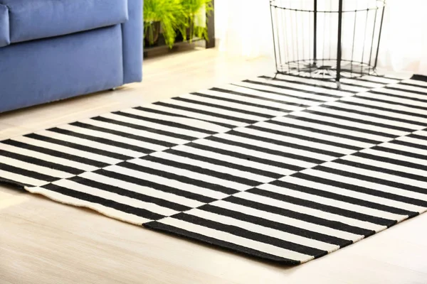 Sauberer Teppich auf dem Boden im Zimmer — Stockfoto