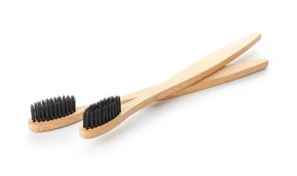 Escovas de dentes de madeira no fundo branco — Fotografia de Stock