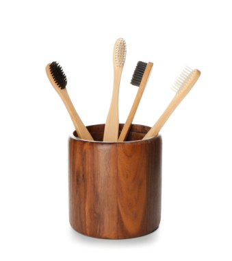 Beyaz arkaplanda diş fırçası olan tutucu