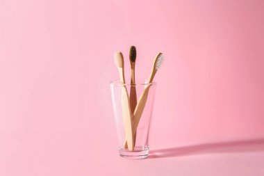 Arkaplanda diş fırçası bulunan tutucu