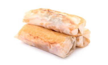 Beyaz arka planda lezzetli kızarmış börekler.