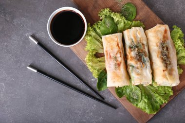 Kurulu lezzetli kızarmış bahar rulo ve masada sos ile