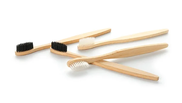 Brosses à dents en bois sur fond blanc — Photo