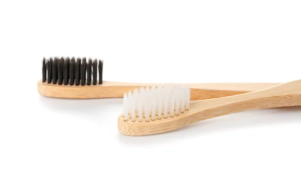 Escovas de dentes de madeira no fundo branco — Fotografia de Stock