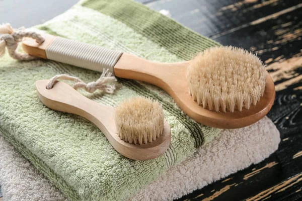 Massage brushes with towels on table — Stock Photo, Image