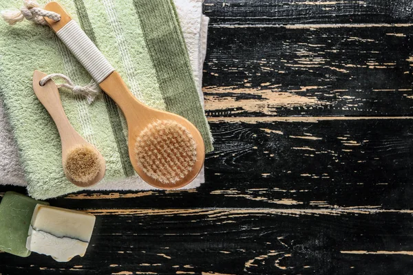 Masaż szczotki z ręczników i mydła na podłoże drewniane — Zdjęcie stockowe