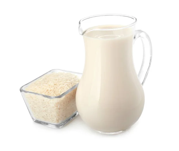 흰 바탕에 쌀 우유를 붓는 모습 — 스톡 사진