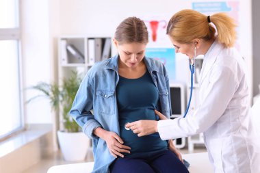 Genç hamile kadın klinikte jinekolog ziyaret
