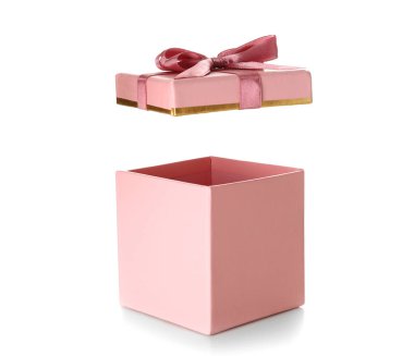 Beyaz arkaplanda hediye kutusunu aç