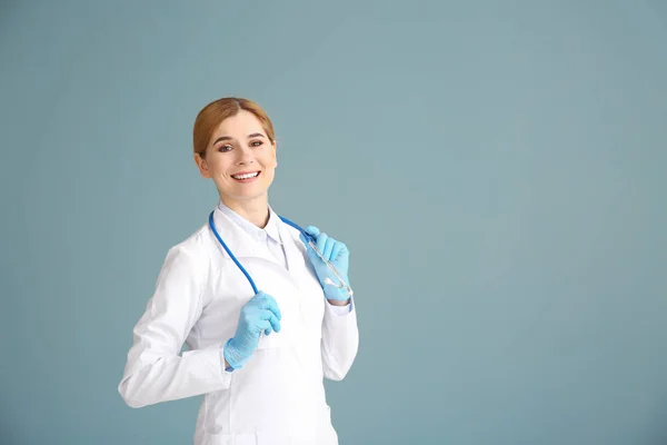 A szürke háttér gyönyörű nőgyógyász portréja — Stock Fotó