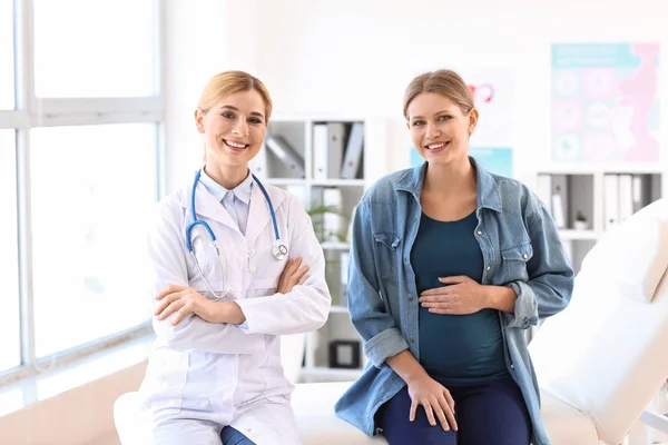 Jeune femme enceinte rendant visite à son gynécologue en clinique — Photo