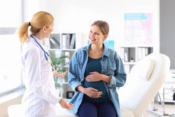 Jonge zwangere vrouw bezoekt haar gynaecoloog in kliniek — Stockfoto