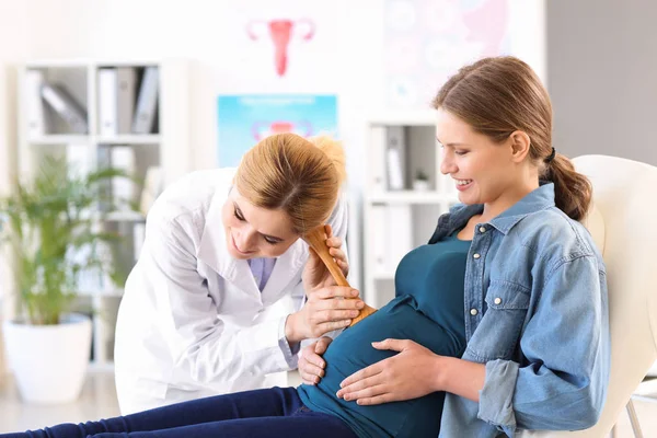 Jeune femme enceinte rendant visite à son gynécologue en clinique — Photo