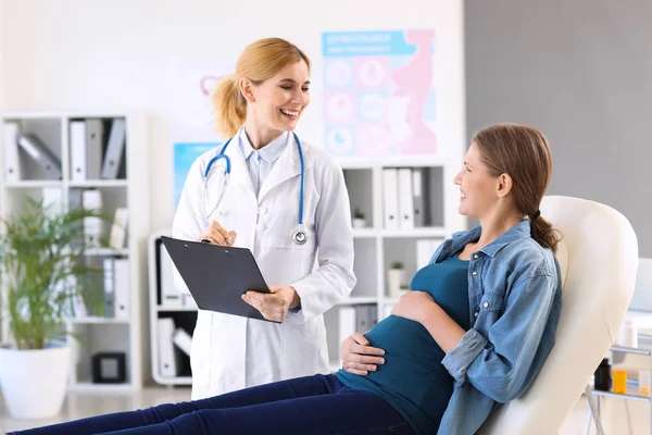 Молода вагітна жінка відвідує свого гінеколога в клініці — стокове фото