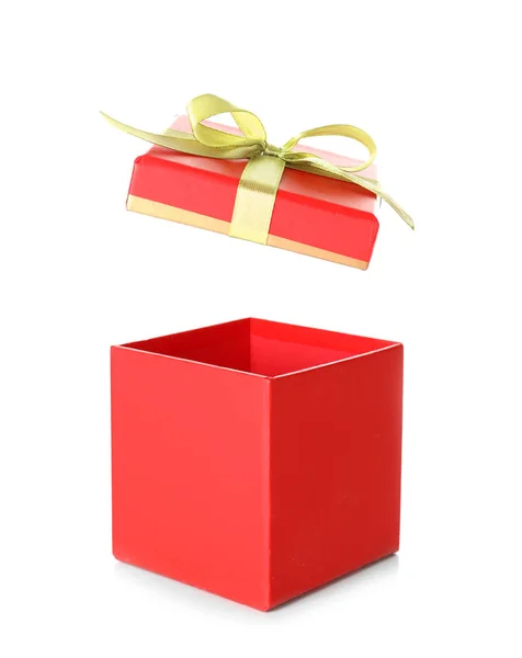 Caja de regalo abierta sobre fondo blanco — Foto de Stock