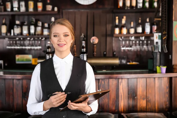 Camarera joven con portapapeles en restaurante — Foto de Stock