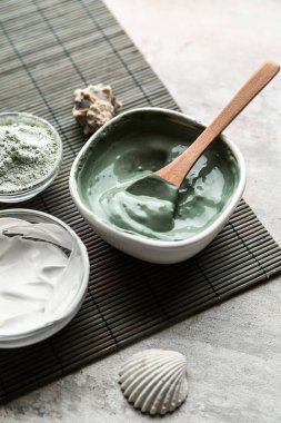 Kase masa lambası üzerinde kozmetik kil ile