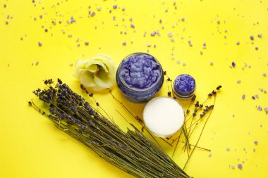 Lavanta şeker fırçalayın renk arka plan üzerinde