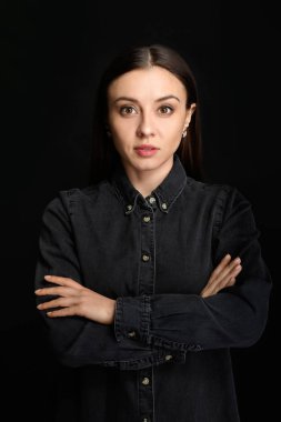 Koyu arka plan üzerinde şık iş kadını