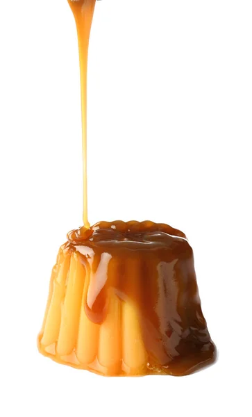 Wlewając płyn karmelu na waflu na białym tle — Zdjęcie stockowe